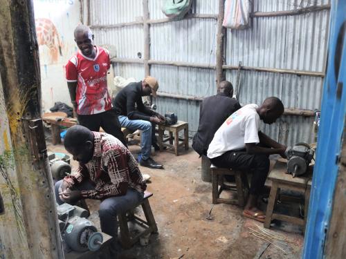 Het atelier van Victorious Bone Crafts in Kibera.