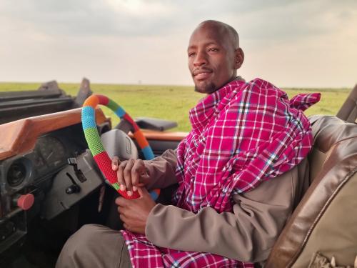 Safarigids Robert Letoluo van Emboo River Camp in een elektrische safariwagen.