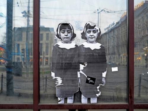 Krakau, 2012. ‘Aan het raam van het station had iemand twee meisjes op een raam geplakt, zonder duiding. Ik kende hen van ergens: het is een beroemd beeld van Diane Arbus. Het straffe is dat haar ouders net op die plek, in dat station, voor de oorlog gevlucht zijn voor de nazi’s.’