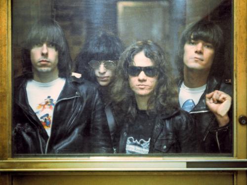 New York, 1976. ‘The Ramones. "Kom," zei ik, "we gaan buiten een paar foto’s nemen." "O nee," zeiden ze, "dat durven we niet. Dat is te gevaarlijk." Tot daar de stoere jongens. Ze zijn intussen ook allemaal dood.’