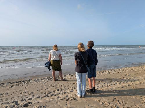 Eén foto + één foto = één foto: een voorbeeld van hoe AI twee foto's op elkaar 'plakt' zodat de fotograaf zichzelf kan toevoegen aan een foto.