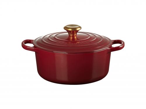 Een nieuwe kleur bij Le Creuset: het dieprode Rhône. Stoofpan in geëmailleerd gietijzer – 315 euro – Le Creuset