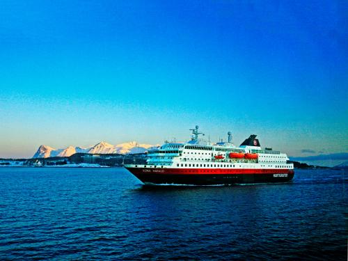 Un des bateaux de la compagnie postale Hürtigruten.