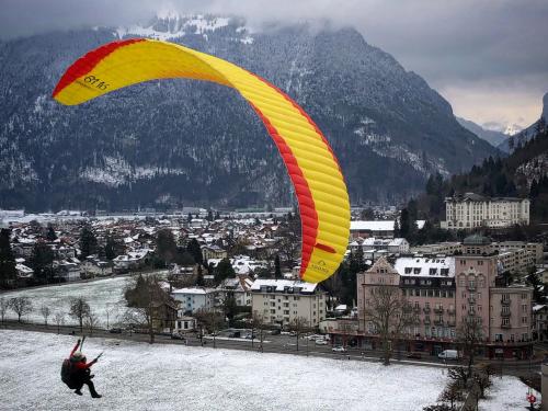 Le paragliding permet de descendre des sommets en se prenant pour un oiseau.