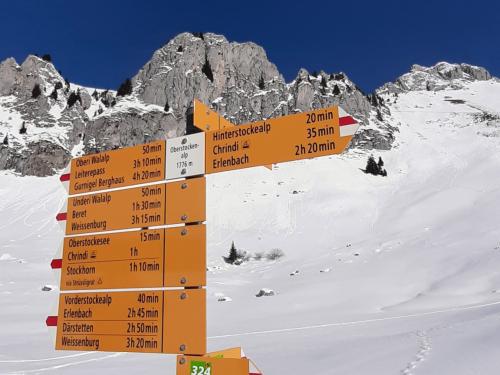 Les panneaux indiquent la durée du trajet, pas sa longueur.