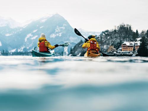 Un moment de pure détente en kayak, sur les eaux cristallines.