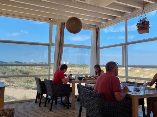 Het heerlijke uitzicht vanuit het strandpaviljoen