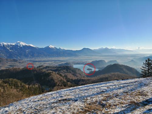 Deux exemples de la phénoménale fonction AI Super Zoom (cliquez sur les flèches à côté de la photo). A gauche une petite chapelle que nous avons eu du mal à retrouver sur la photo originale et à droite l’église Marie de l’Assomption sur la petite île Blejsky Otok au centre du lac de Bled en Slovénie.