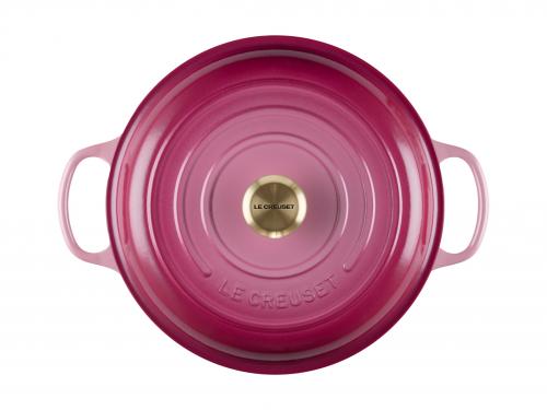 Zo mooi dat hij op je vuur kan blijven staan. Stoofpan in kleur ‘Berry’ - € 425 - Le Creuset.