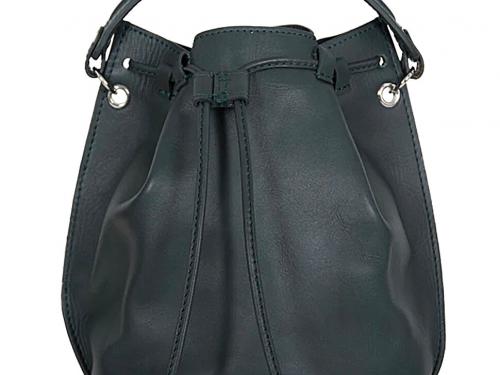 Bucket bag in ‘pine green’ ­gemaakt van ­geüpcycled leer - € 119 - Détail.