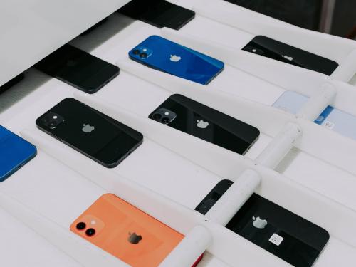 iPhones in allerlei soorten en maten, op weg naar de robotarm waar het refurbish-proces echt begint.