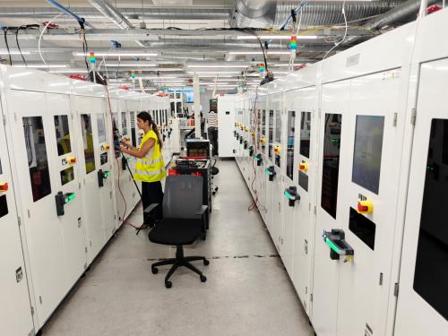 Les iPhones passent automatiquement par plusieurs cabines de diagnostic pendant la phase de test.