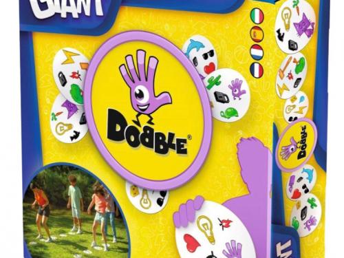 Dobble Giant -€ 24,99 - Asmodee. Reuzegrote versie van Dobble met grote plastic kaarten waarop je kan staan! Ideaal om deze zomer extra fun buiten te hebben.