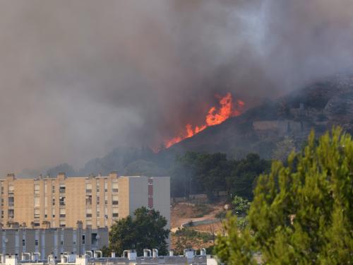 ©PHOTOPQR/LA PROVENCE/LAURENSON Philippe ; Marseille ; 08/07/2025 ; Un incendie s’est déclaré dans la matinée sur la commune des Pennes-Mirabeau, au nord de Marseille.

Içi, aux alentours de la cité de la Castellane à Marseille