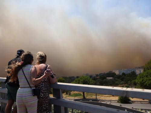 ©PHOTOPQR/LA PROVENCE/LAURENSON Philippe ; Marseille ; 08/07/2025 ; Un incendie s’est déclaré dans la matinée sur la commune des Pennes-Mirabeau, au nord de Marseille.

Içi, aux alentours de la cité de la Castellane à Marseille