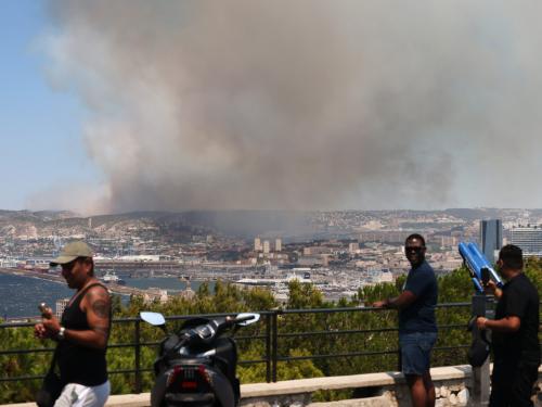 ©PHOTOPQR/LA PROVENCE/VALLAURI Nicolas ; Marseille ; 08/07/2025 ; Un incendie s’est déclaré dans la matinée sur la commune des Pennes-Mirabeau, au nord de Marseille.

Içi, le panache de fumée est visible depuis Notre dame de la Garde