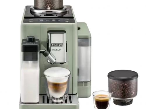 Gemakkelijk in gebruik, mooi maar compact op het aanrecht én je kan eenvoudig tussen twee soorten bonen wisselen. Rivelia - € 699,90 - Delonghi.