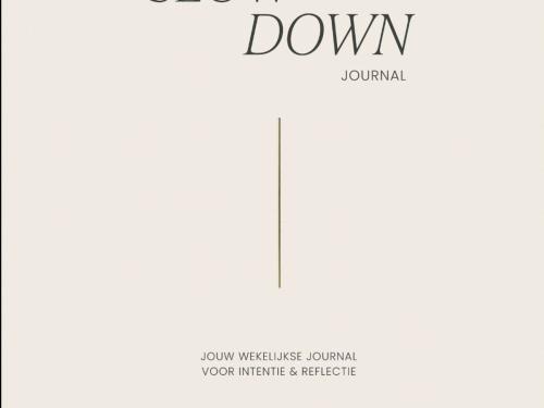 Vliegen de weken maar voorbij? Dit ‘Slow down journal’ helpt je even stil te staan - € 34 - Monday, o.a. bij bol.