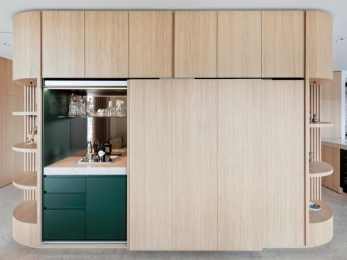 Bar- annex tv-meubel, multifunctioneel en van natuurlijk materiaal.