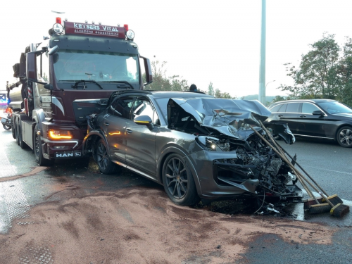 Maandagmorgen even voor 8 uur gebeurde op de E40 in Oostkamp een zwaar ongeval. Daarbij raakten drie personenwagens en twee vrachtwagens betrokken. (foto’s JVM)
