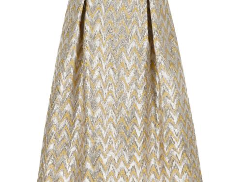 Met witte top in de lente, met een nepbonten jasje ’s winters. Metallic rok - € 199 - Mayerline.