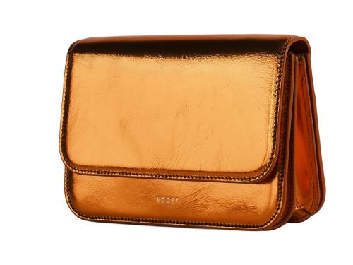 Een eyecatcher op elk feestje: metallic oranje tas ‘Emmanuelle’ – € 1.300 - Voort.