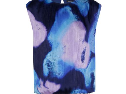 In de winter met een blazer en laarzen, in de zomer met een elegant sandaaltje. Bloes – € 155 - Caroline Biss.