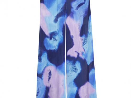 In de winter met een blazer en laarzen, in de zomer met een elegant sandaaltje. Broek - € 170 - Caroline Biss.