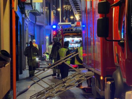 Donderdagavond rond 21.30 uur is brand uitgebroken in een appartement in de Langestraat in Blankenberge. (foto JVM)