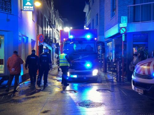 Donderdagavond rond 21.30 uur is brand uitgebroken in een appartement in de Langestraat in Blankenberge. (foto JVM)