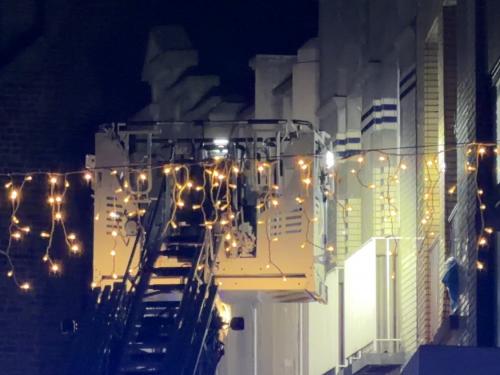 Donderdagavond rond 21.30 uur is brand uitgebroken in een appartement in de Langestraat in Blankenberge. (foto JVM)