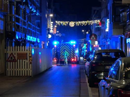 Donderdagavond rond 21.30 uur is brand uitgebroken in een appartement in de Langestraat in Blankenberge. (foto JVM)