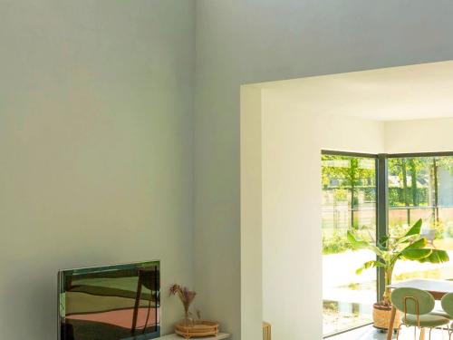 De vide in de zithoek zorgt voor een bijzondere plafondhoogte. (foto Senne Van Tricht)