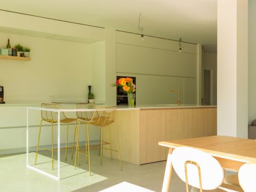 De inrichting werd bewust sober gehouden. (foto Senne Van Tricht)