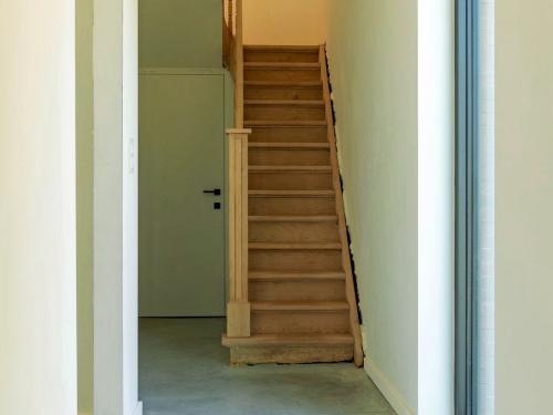 De vaste trap leidt tot helemaal boven, naar de zolder. (foto Senne Van Tricht)