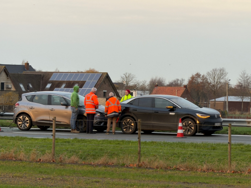 Dinsdagmorgen zorgden meerdere ongevallen op de E403 tussen Ruddervoorde en Torhout voor een moeilijke ochtendspits. (foto JVM)