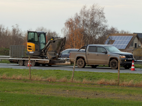 Dinsdagmorgen zorgden meerdere ongevallen op de E403 tussen Ruddervoorde en Torhout voor een moeilijke ochtendspits. (foto JVM)