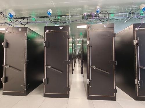 Verspreid over 200 cabinets worden hier om en nabij de 20.000 smartphones simultaan getest.