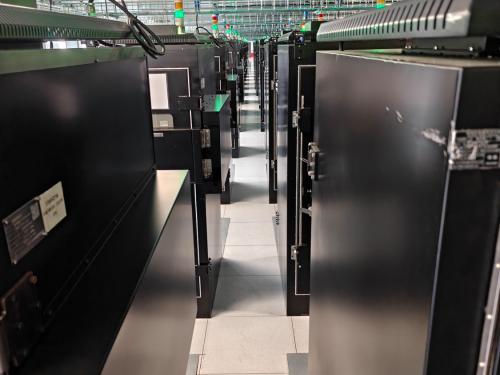 Quelque 20.000 smartphones sont testés simultanément dans 200 armoires.