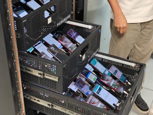 Quelque 20.000 smartphones sont testés simultanément dans 200 armoires.