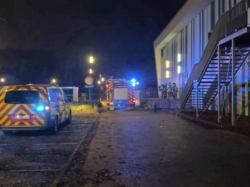 Vrijdagmorgen rond 05.00 uur is brand ontstaan in een elektriciteitskast in een technisch lokaal van het zwembad Lago Olympia langs de Doornstraat in Sint-Andries. (foto JVM)