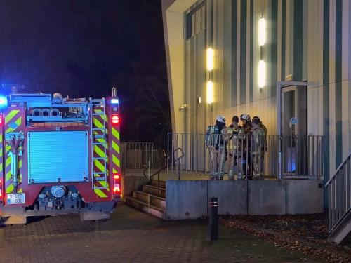 Vrijdagmorgen rond 05.00 uur is brand ontstaan in een elektriciteitskast in een technisch lokaal van het zwembad Lago Olympia langs de Doornstraat in Sint-Andries. (foto JVM)