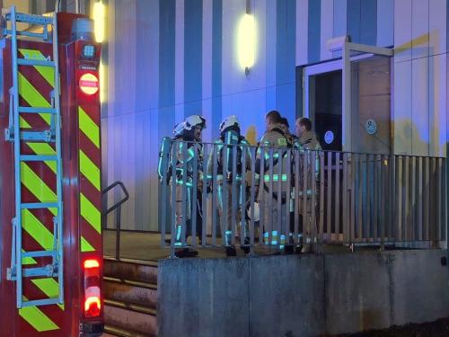 Vrijdagmorgen rond 05.00 uur is brand ontstaan in een elektriciteitskast in een technisch lokaal van het zwembad Lago Olympia langs de Doornstraat in Sint-Andries. (foto JVM)