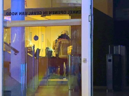 Vrijdagmorgen rond 05.00 uur is brand ontstaan in een elektriciteitskast in een technisch lokaal van het zwembad Lago Olympia langs de Doornstraat in Sint-Andries. (foto JVM)