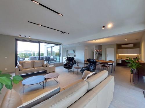 In de open leefverdieping lopen keuken, zithoek, eetruimte en bureau naadloos in elkaar over. (foto Geerart De Backer)