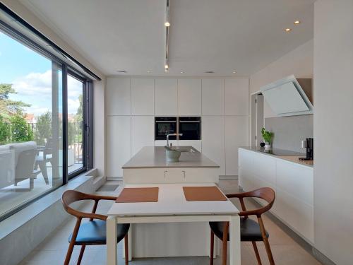 De grote ramen dragen bij tot het ruimtegevoel. (foto Geerart De Backer)