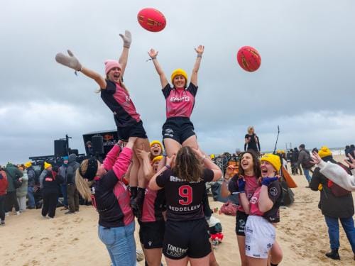 20260103 - Oostende - West-Vlaanderen: Sfeerbeeld - Nieuwjaarsduik - Kw© Foto Kurt bvba0475 / 75 39 89051 / 72 67 39info@fotokurt.bewww.fotokurt.be