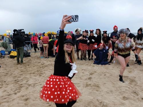 20260103 - Oostende - West-Vlaanderen: Sfeerbeeld - Nieuwjaarsduik - Kw© Foto Kurt bvba0475 / 75 39 89051 / 72 67 39info@fotokurt.bewww.fotokurt.be