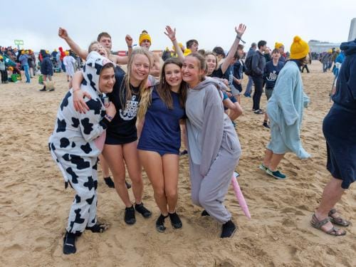 20260103 - Oostende - West-Vlaanderen: Sfeerbeeld - Nieuwjaarsduik - Kw© Foto Kurt bvba0475 / 75 39 89051 / 72 67 39info@fotokurt.bewww.fotokurt.be