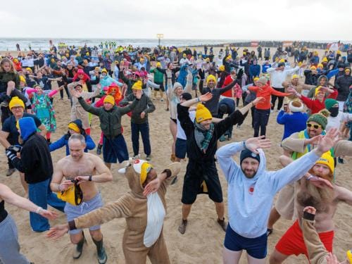 20260103 - Oostende - West-Vlaanderen: Sfeerbeeld - Nieuwjaarsduik - Kw© Foto Kurt bvba0475 / 75 39 89051 / 72 67 39info@fotokurt.bewww.fotokurt.be